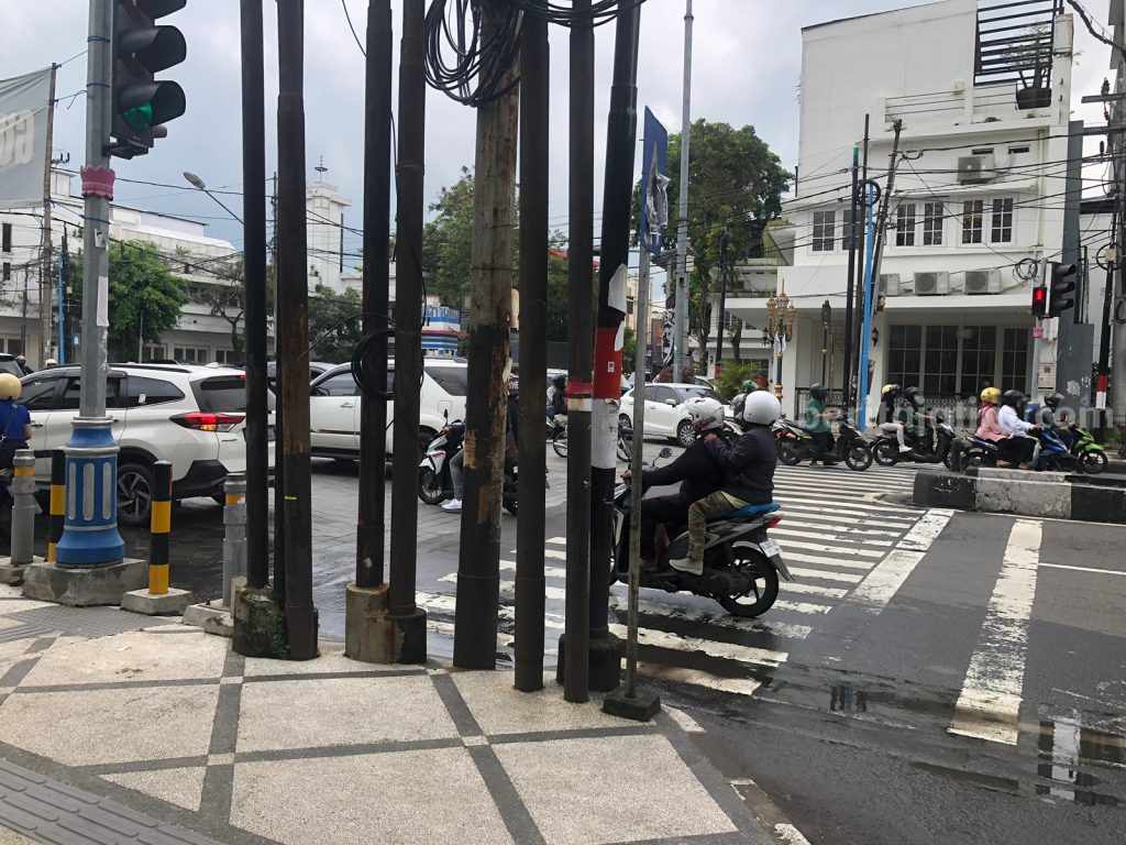 Tiang Listrik di Kayutangan Heritage Bikin Bingung Warga yang Hendak Menyeberang