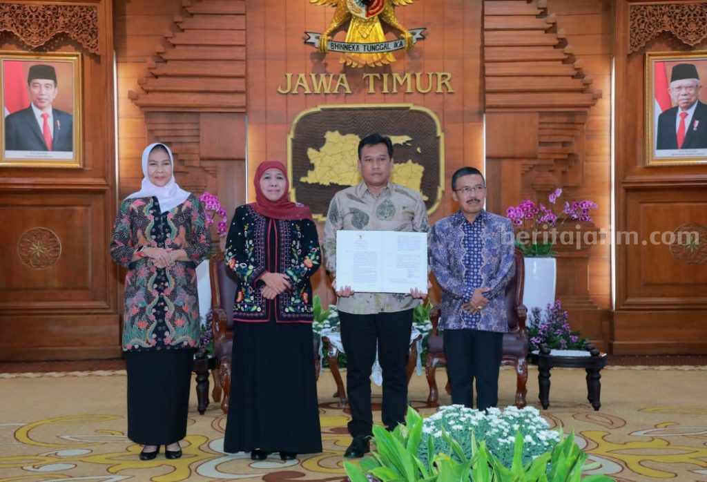 Khofifah Serahkan SK Plh Wali Kota Batu ke Zadim