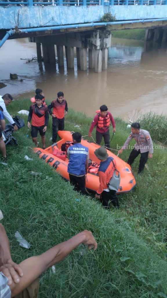 Manusia Silver Tenggelam di Sungai Sampang