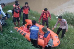 Manusia Silver Tenggelam di Sungai Sampang