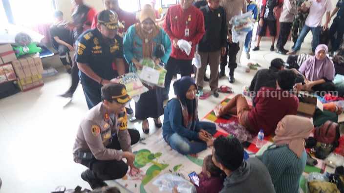 Kapolres Sumenep Kunjungi Ratusan Penumpang Tertahan di Pelabuhan Kalianget
