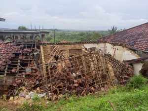 Hujan Deras, Tanah Longsor dan Rumah Roboh di Basoka Rubaru Sumenep
