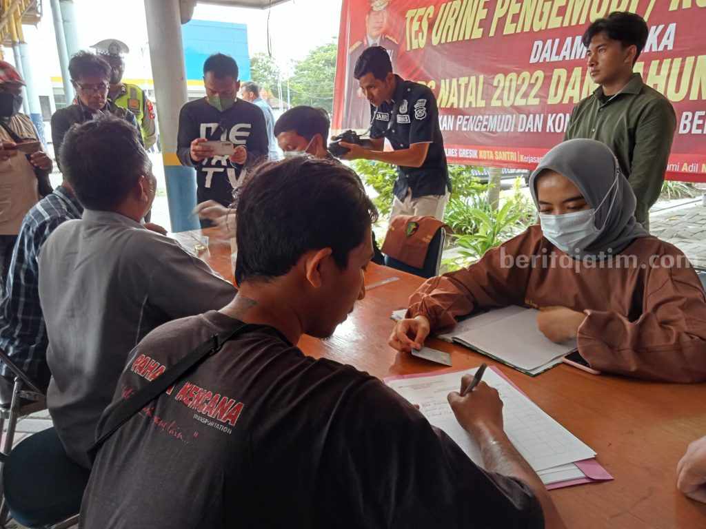 Puluhan Sopir Bus Menjalani Tes Urine di Terminal Bunder Gresik