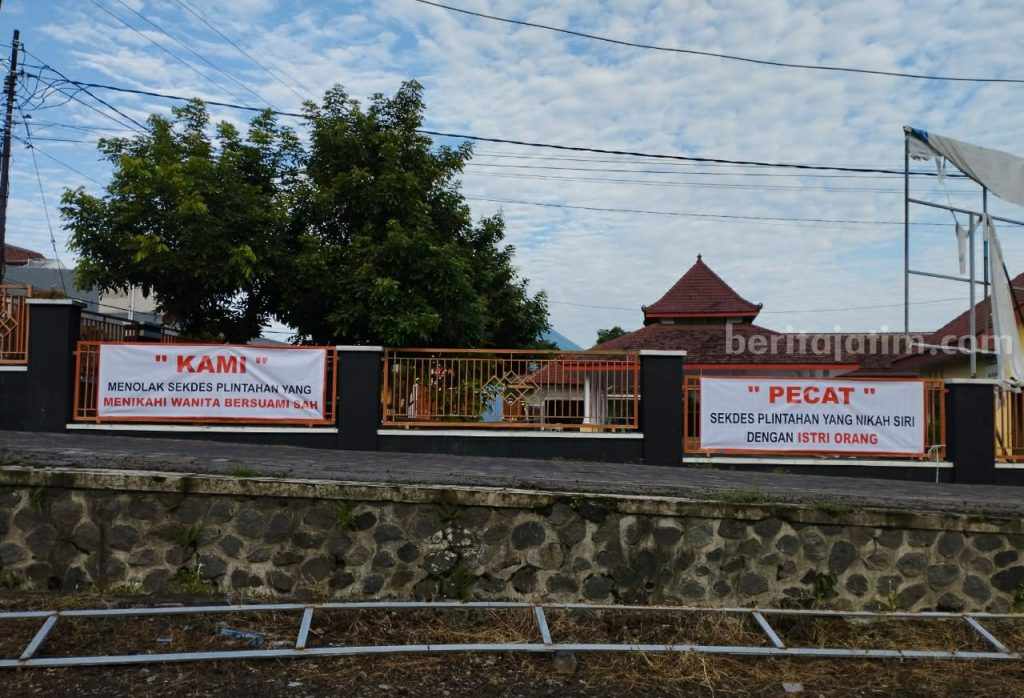 Balai Desa Plintahan Pasuruan Diteror, Serukan Sekdes Dipecat