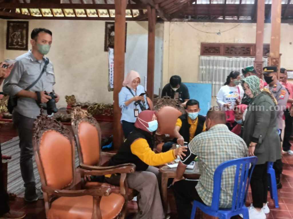 Ika Unair Gelar Pengobatan Gratis dan Tanam Pohon di Desa Selur Ngrayun Ponorogo