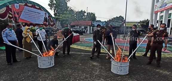 Kejari Ponorogo Musnahkan Ribuan Barang Bukti