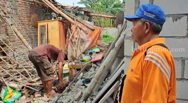 Rumah di Mojokerto Tiba-tiba Ambruk, Pemilik Tertimpa Reruntuhan