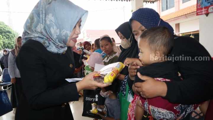 Penanganan Stunting, Bupati Mojokerto Serahkan BLT DBHCHT