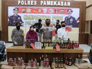 Ratusan Botol Arak Bali Diamankan Polisi di Pamekasan