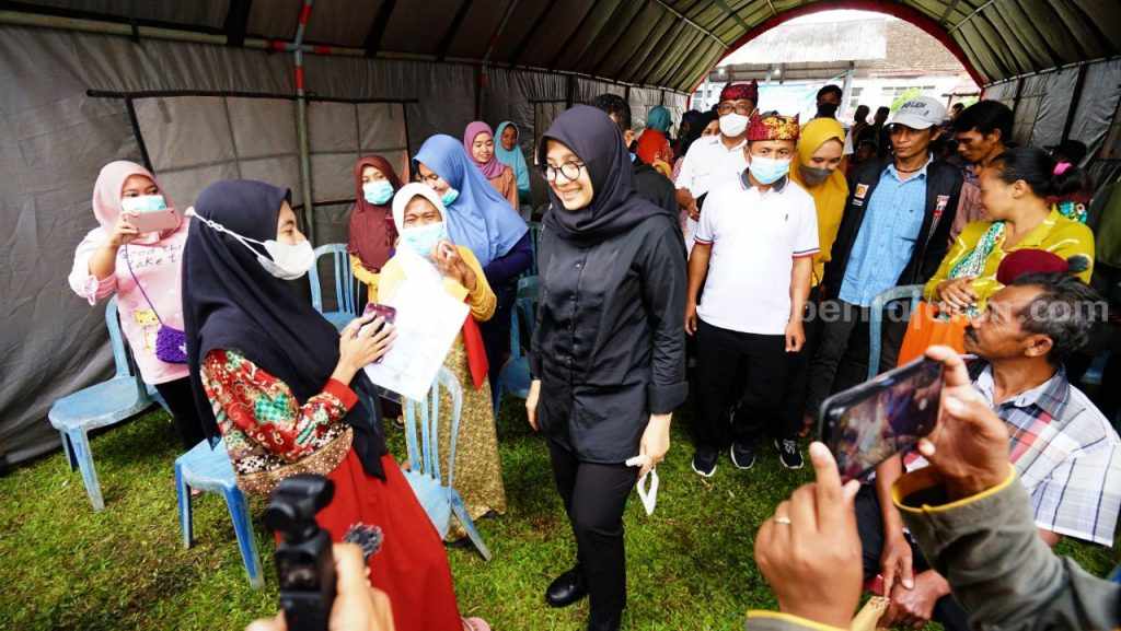 Sambil Camping, Petugas Dispendukcapil Banyuwangi Layani Adminduk Warga Perkebunan