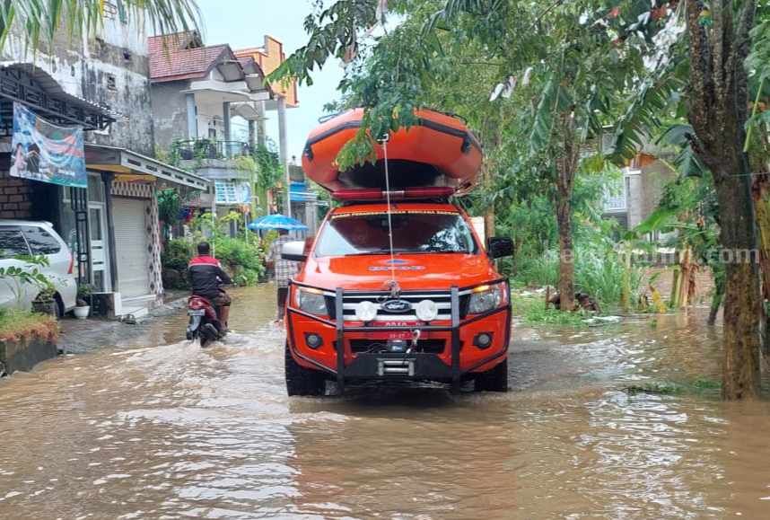 Waduk Desa Dalegan Gresik Meluap, Puluhan Rumah Warga Terendam Banjir