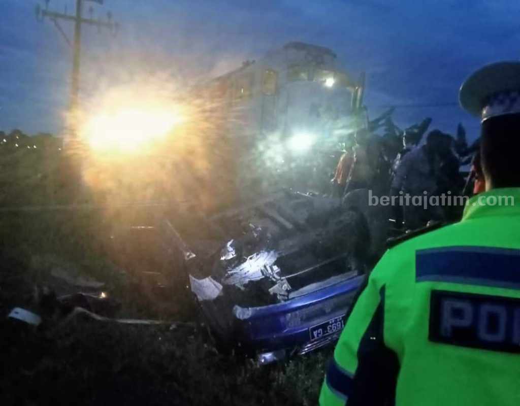 Mobil Tertabrak KA Sancaka Surabaya-Yogyakarta di Perlintasan Geneng Ngawi