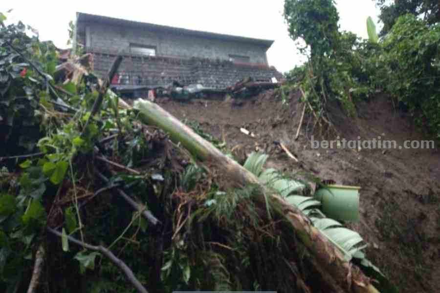 Hujan Satu Jam, Rumah Warga di Gonggang Magetan Ambrol Menimpa Teras Tetangga