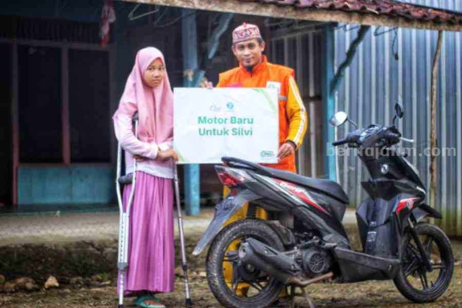 Bahagianya Difabel Sampang Saat Diberi Bantuan Motor