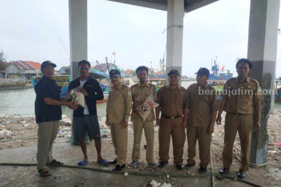 DPC HNSI dan Dinas Perikanan Lamongan Beri Sembako ke Nelayan
