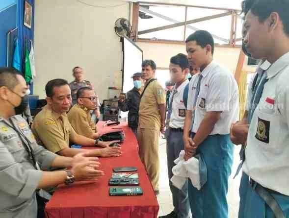 Polisi Razia Handphone di SMK 7 dan SMK 45 Surabaya