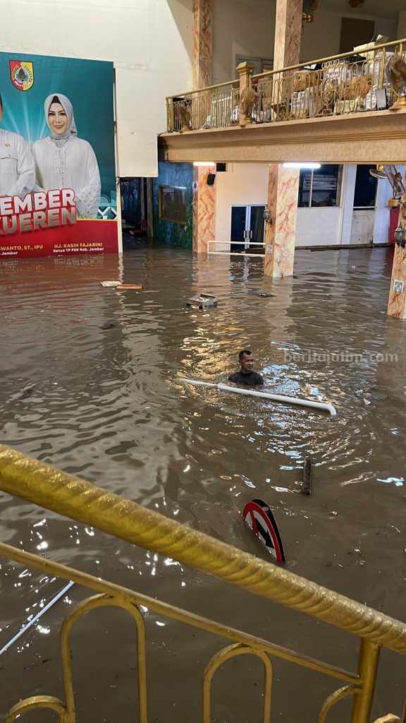 Sungai Jompo Meluap, Rumah Bupati Jember Hendy Siswanto Kebanjiran Setinggi 1,5 Meter