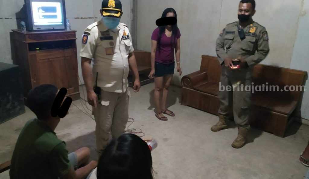 Aparat Gabungan Tuban Razia Karaoke, Tiap Room Purelnya Sedang Begini