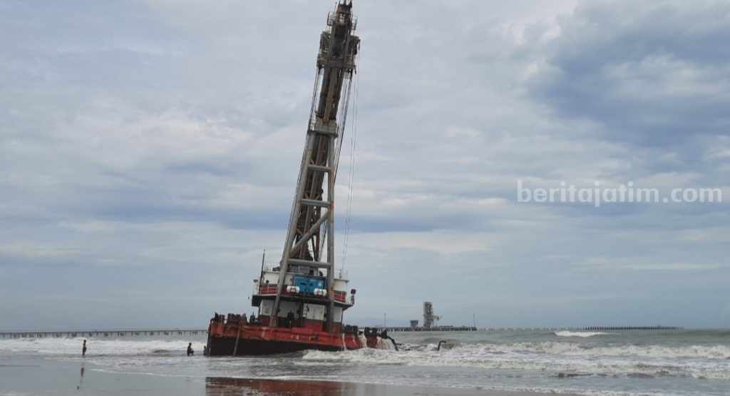 Disapu Gelombang, Kapal Crane dan 2 Tongkang Terdampar di Pantai Tuban