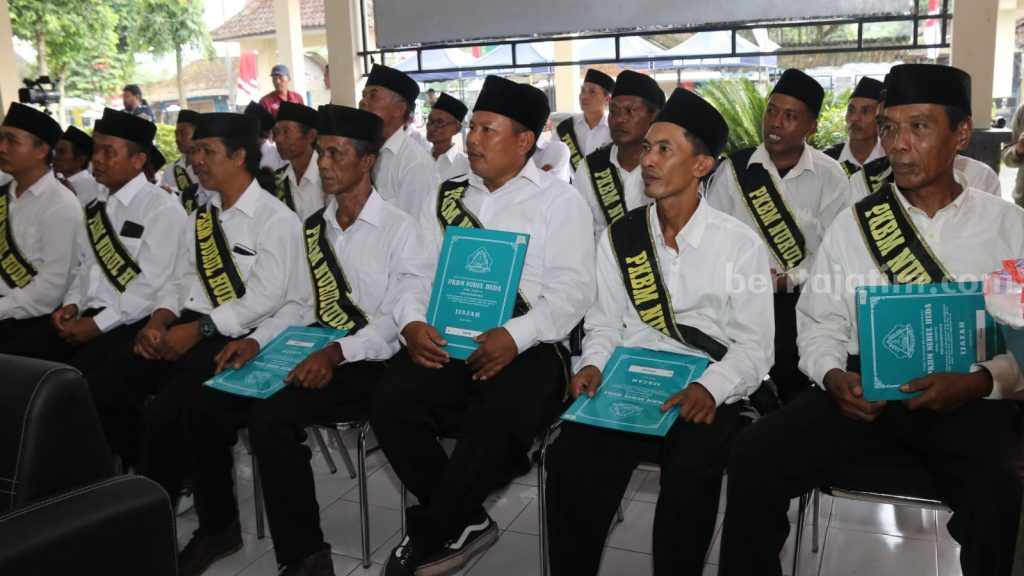 Lulus Kejar Paket A dan B, 85 Ketua RT dan RW di Jember Diwisuda