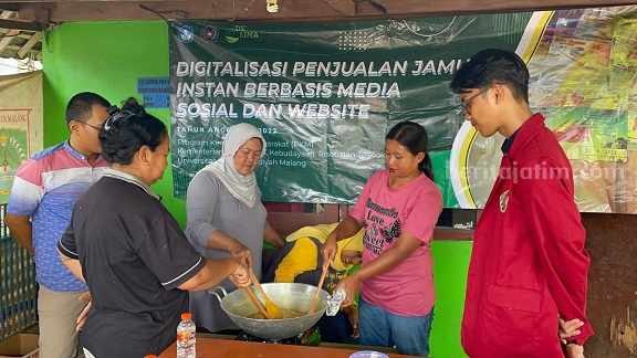 Lewat PKM, Dosen UMM Ajari Digitalisasi Penjualan Usaha Jamu Skala Kecil