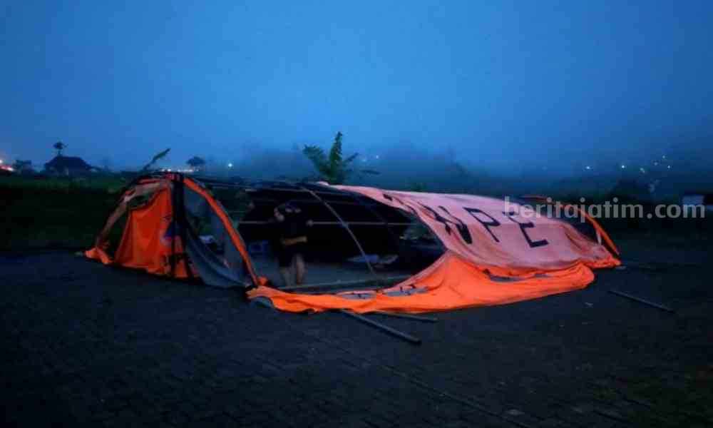 Angin Kencang Rusak Tenda Posko BPBD Serta Tenda Pos Nataru Disparbud di Plaosan Magetan