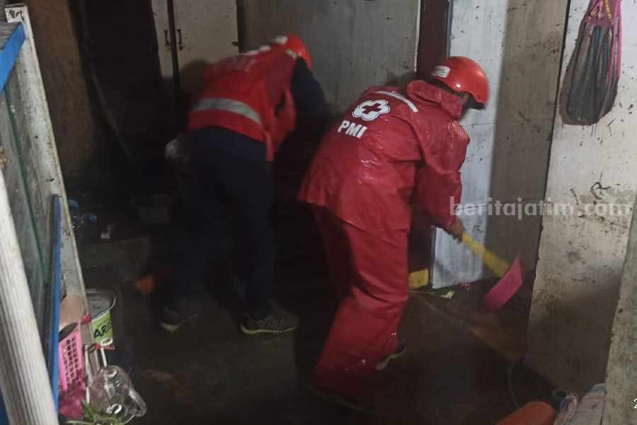Banjir Hanyutkan 4 Jenazah dari Kuburan di Kaliwates Jember