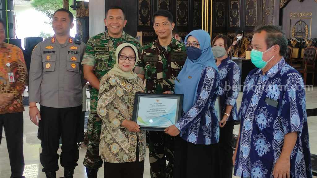 Puncak HKN ke-58, Bupati Jombang Serahkan Berbagai Penghargaan