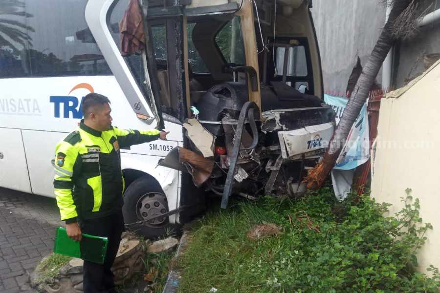 Kecelakaan Bus Lawan Bus di Karanganyar Probolinggo