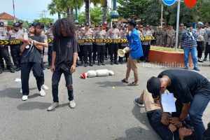 Demo Mahasiswa Sumenep Tuntut Penutupan Tempat Hiburan Malam Jual Miras