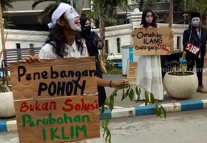 Aktivis Lingkungan Gelar Aksi Teatrikal di Depan Kantor Pemkab Jombang