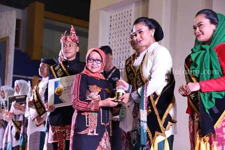 Guk dan Yuk Jombang Terima Piala dari Bupati Mundjidah