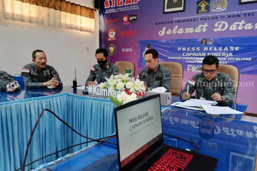 Imigrasi Blitar Deportasi 6 WNA Karena Salahi Aturan Izin Tinggal