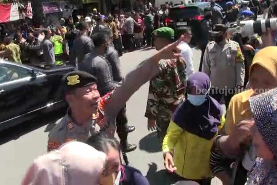 Jokowi ke Pasar Sukolilo Madiun, Warga Berebut Salaman Hingga Minta Kaos