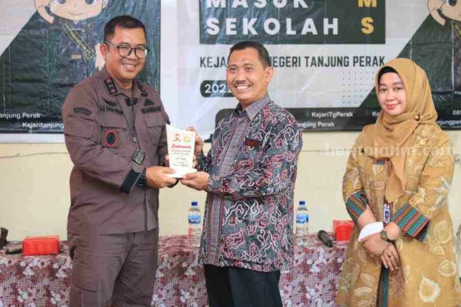 Kejari Tanjung Perak Berikan Edukasi di SMPN 31 Surabaya