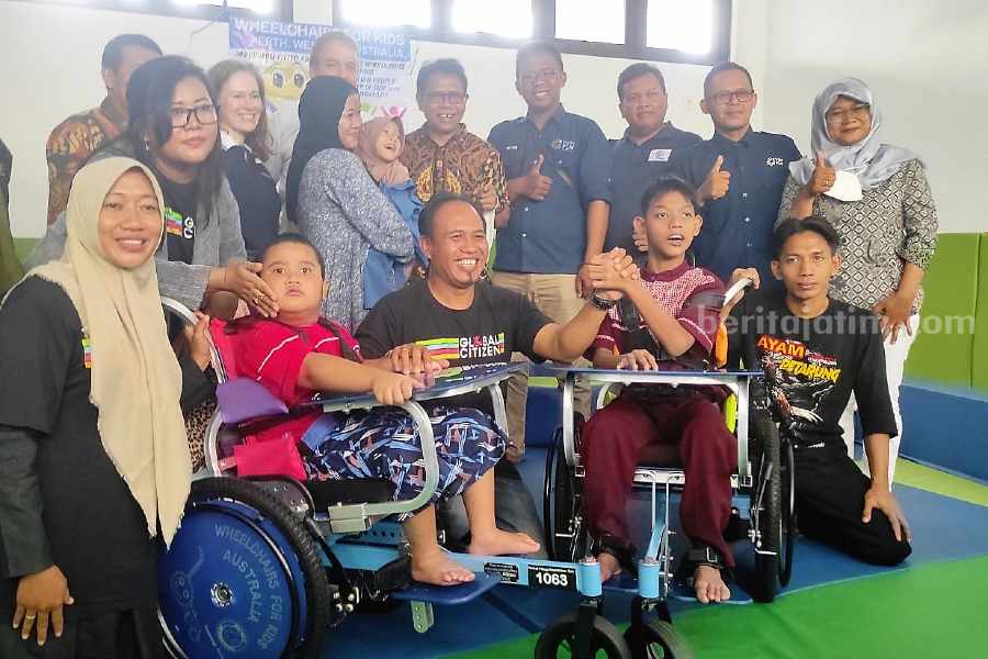 Unesa Surabaya dan Mitra Serahkan 300 Kursi Roda untuk Anak Disabilitas