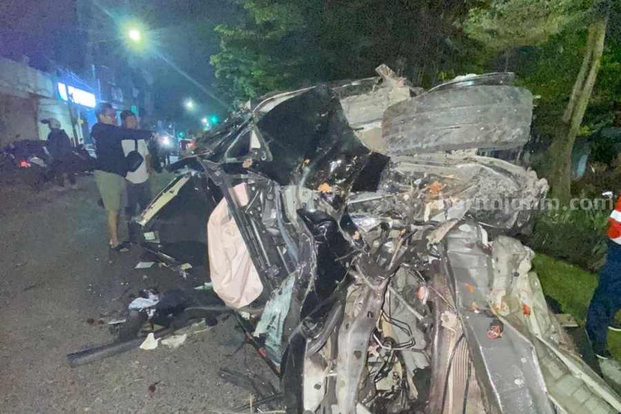 Diduga Pengemudi Mabuk, Mobil Remuk di Jalan Dharmahusada Surabaya