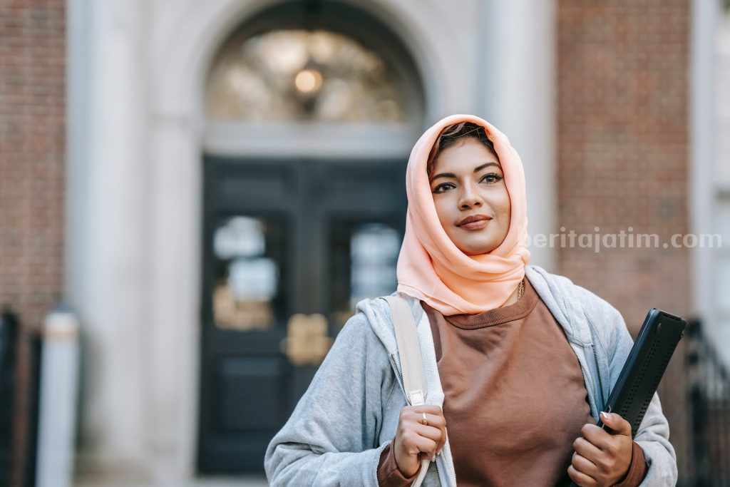 Program PPG Kementerian Agama: Percepatan Dimulai Maret 2025 untuk 269 Ribu Guru Ilustrasi perempuan berhijab