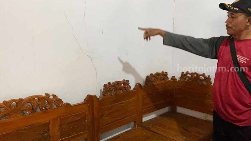Hujan Semalam, 10 Rumah Warga Wonosalam Jombang Retak Akibat Tanah Gerak rumah retak