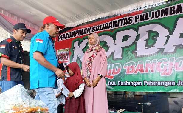 PKL di Jombang Santuni Lansia dan Anak Yatim
