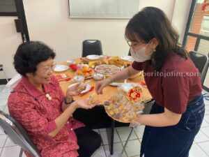 Ubaya Punya Cara Unik Sambut Imlek, Mulai Bikin Makanan hingga Lampion Berbentuk Kelinci