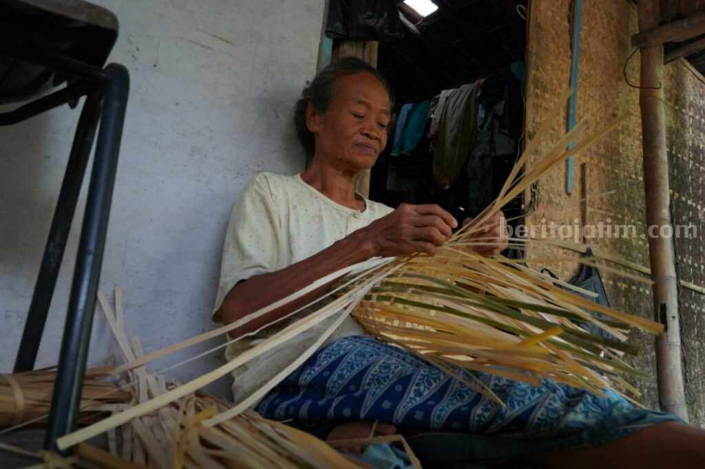 Perajin Anyaman Bambu Lamongan Masih Bertahan di Tengah Gencarnya Industri Modern