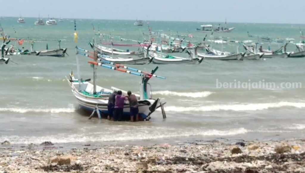 Dihantam Ombak, Nelayan Sampang Diduga Tenggelam di Sekitar Pantai Rabian