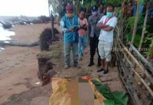 Dikira Boneka, Ternyata Mayat Membusuk di Pinggir Pantai Kangayan Sumenep