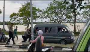 Foto Polisi Dorong Motor dan Mobil Mogok