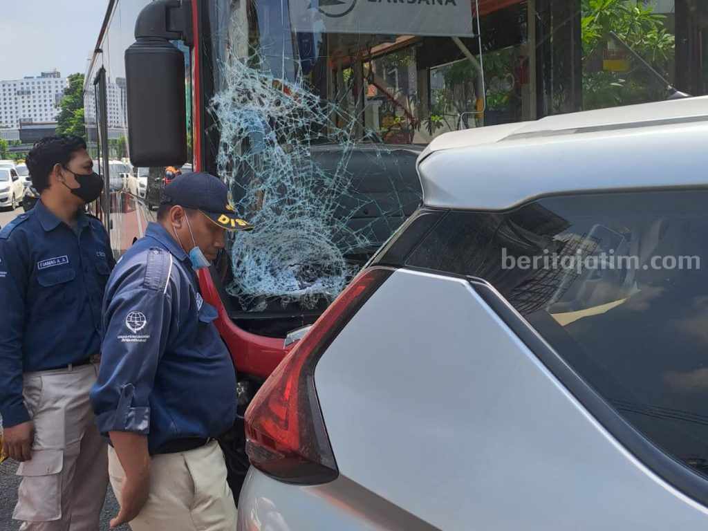 Gegara Pemotor Tabrak Barrier, Suroboyo Bus Srondol Xpander di Jalan Basuki Rahmat