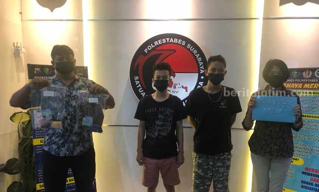Dua pengedar sabu, JS dan DL saat diamankan di Polrestabes Surabaya (Foto/Istimewa)