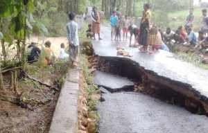 Jalan di Kecamatan Pasongsongan Sumenep Longsor