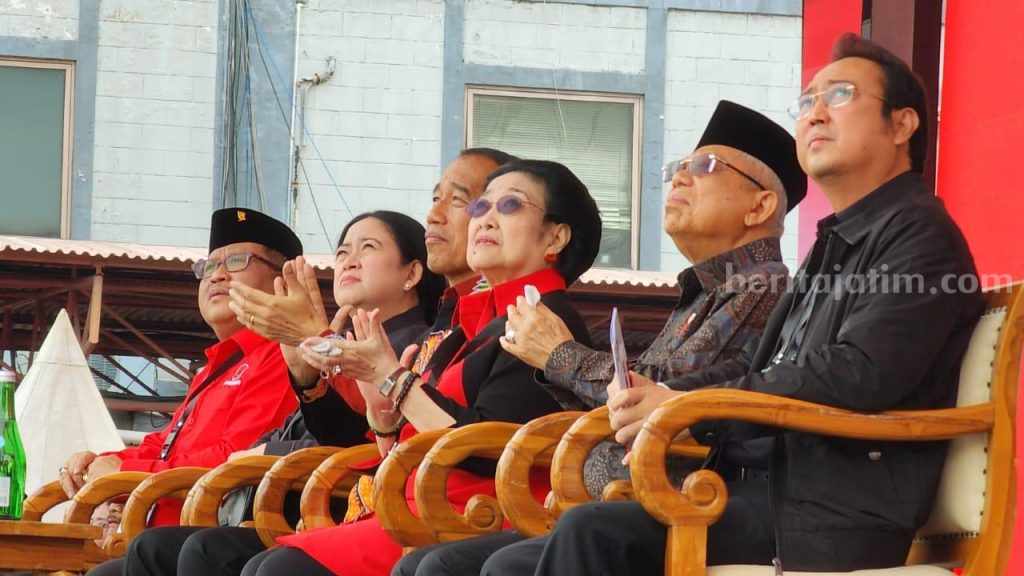 Megawati, Jokowi, dan Ma’ruf Amin Saksikan Aksi Terjun Payung di HUT PDIP