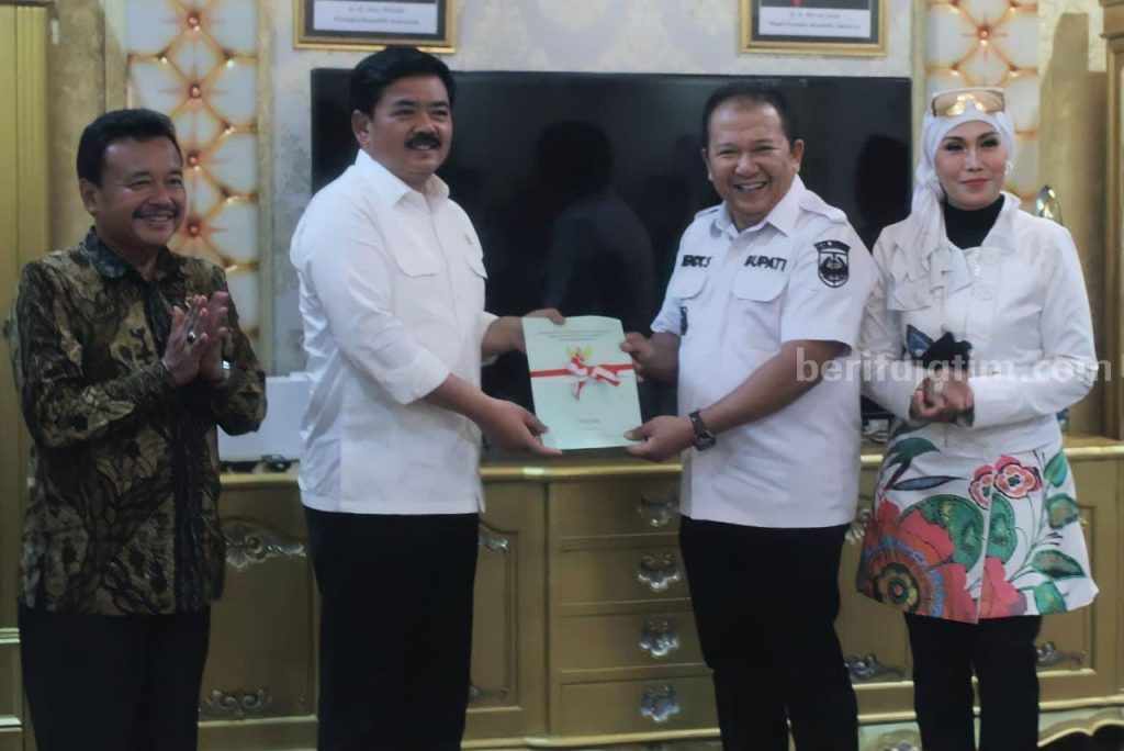 2023-01-06 Bupati Hendy Siswanto dan Menteri Agraria dan Tata Ruang (ATR) Kepala Badan Pertanahan Nasional (BPN) Republik Indonesia Hadi Tjahjanto 2